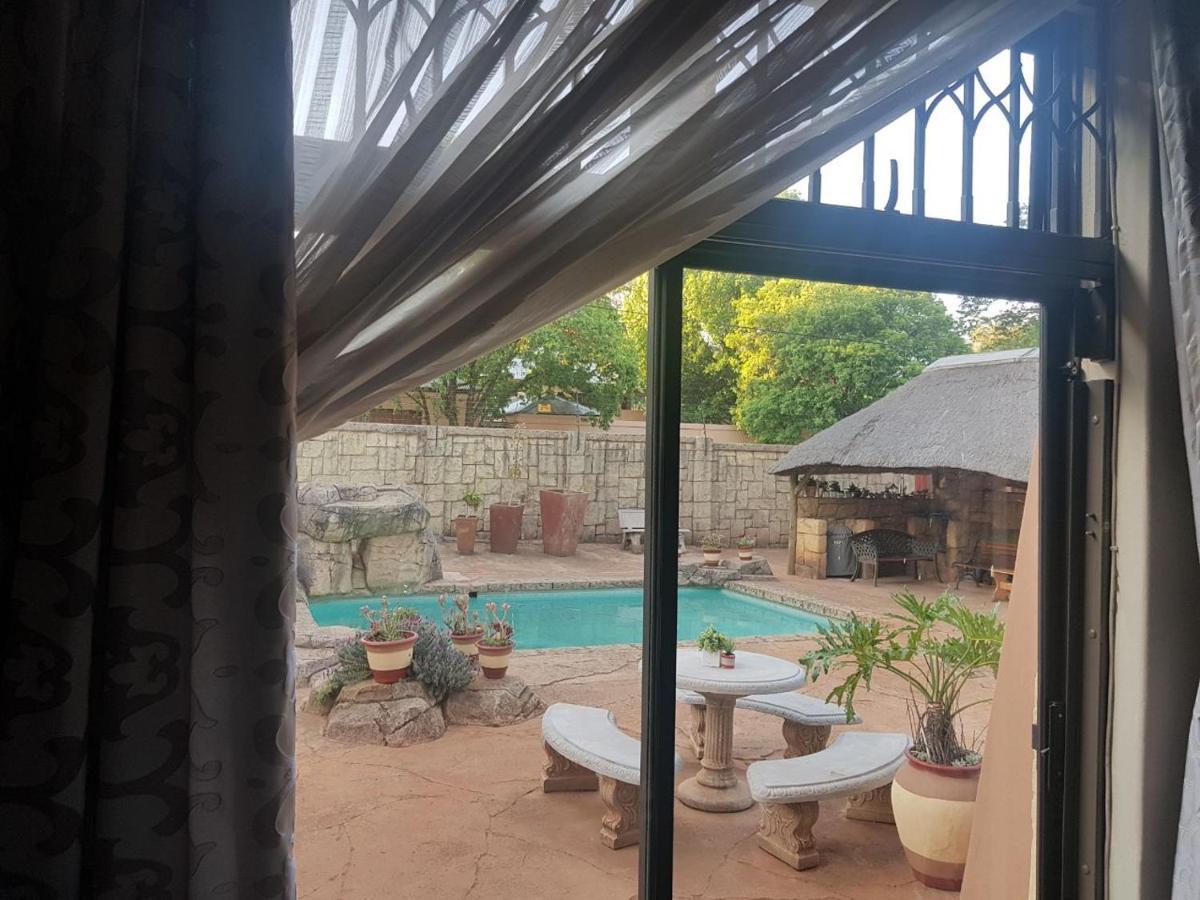 Upper Houghton Guesthouse Johannesburg Bagian luar foto