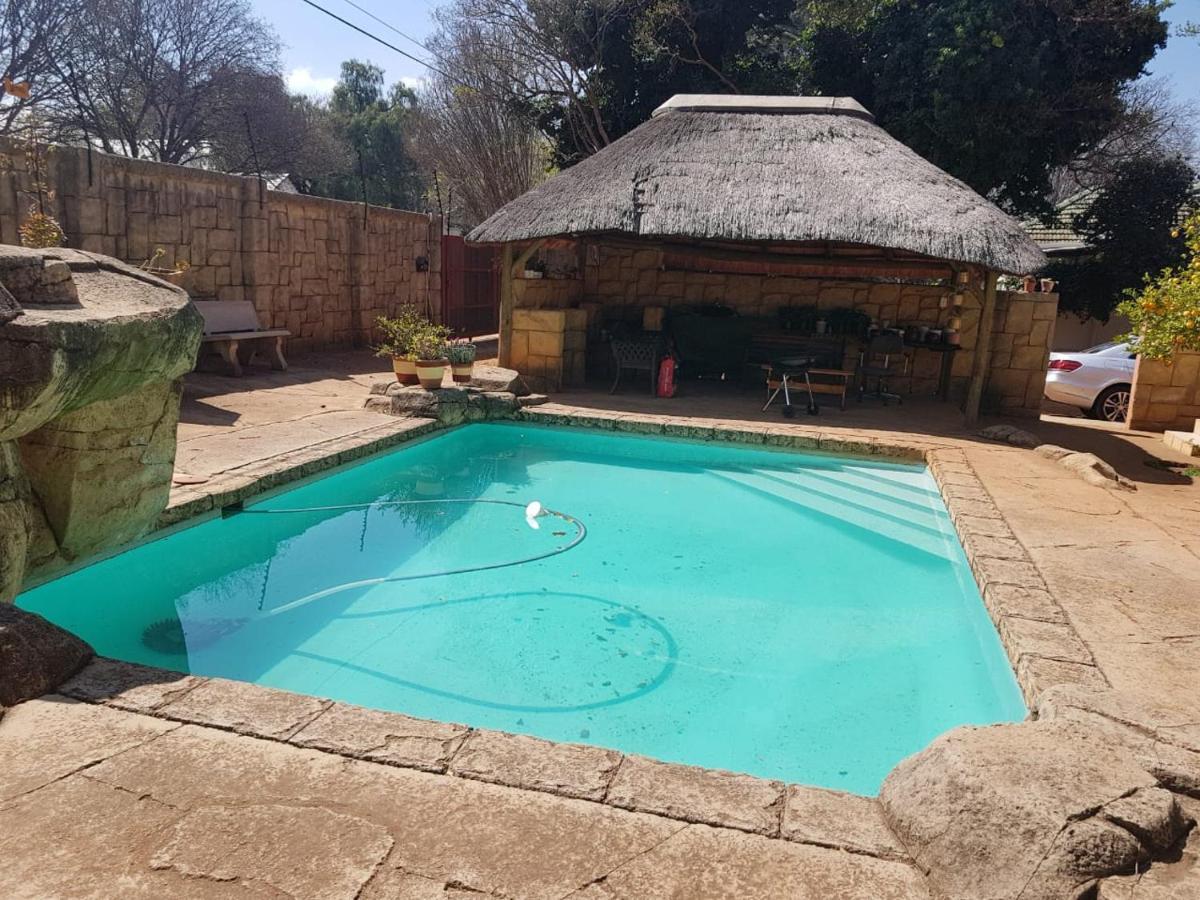 Upper Houghton Guesthouse Johannesburg Bagian luar foto